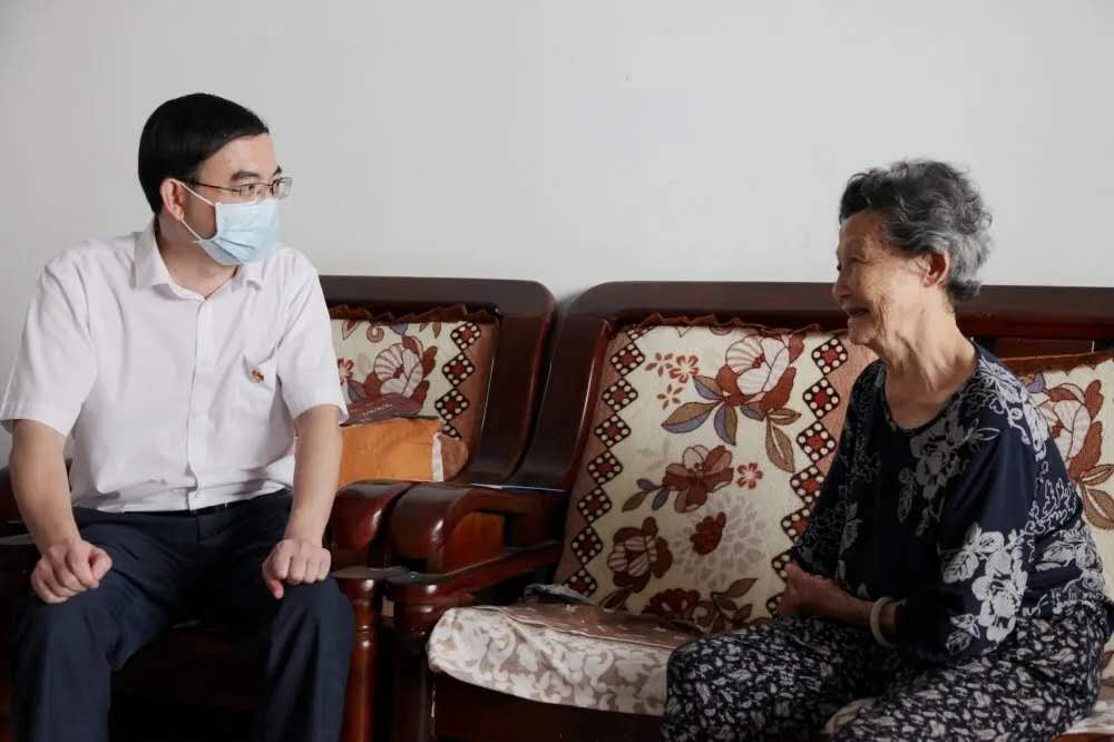 6月30日朱慶剛到聯系社區走訪社情民意 慰問困難家庭